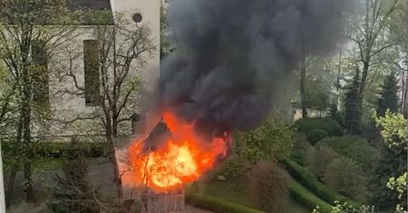 Ktoś podpalił zabytkową dzwonnicę w Warszawie. Trwa akcja gaśnicza