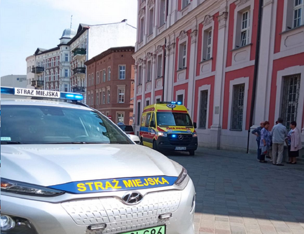 Pod urzędem w Poznaniu leżała krwawiąca kobieta. Miała rozciętą głowę