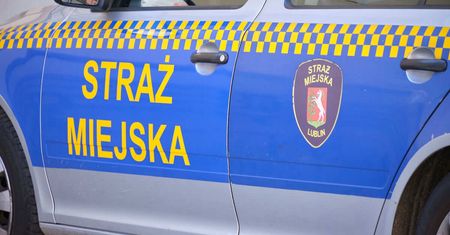 Audi z włączonym silnikiem, a w środku śpiący kierowca. Przy mężczyźnie leżała strzykawka i pojemnik z białym proszkiem