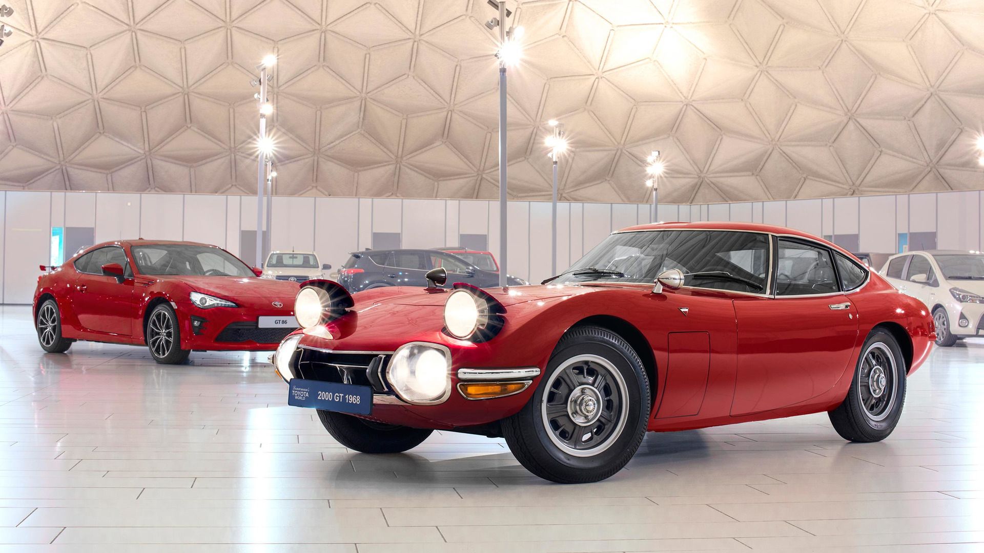 Toyota 2000 GT zadebiutowała na rynku w 1967 roku jako dwumiejscowe coupé z umieszczonym wzdłużnie z przodu, 6-cylindrowym silnikiem o pojemności 2 litrów. Motor generuje 150 KM mocy, która trafia na tylną oś.