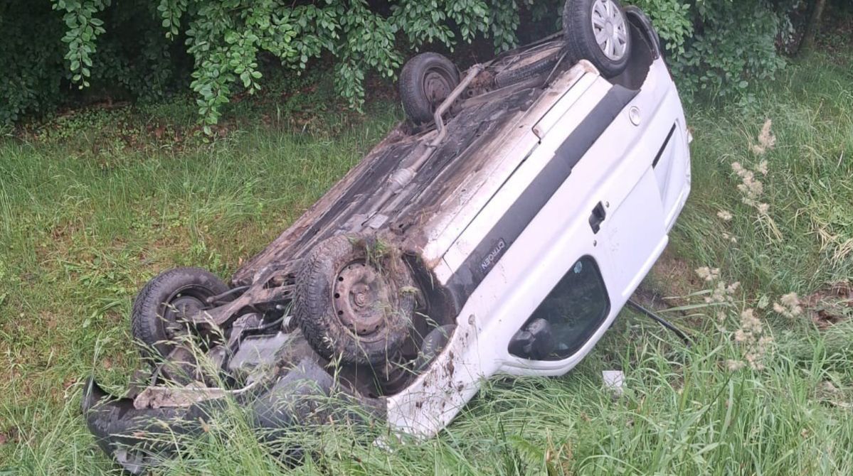 Zdarzenie pomiędzy Świerkówkiem a Borzytuchomiem. Auto wpadło do rowu