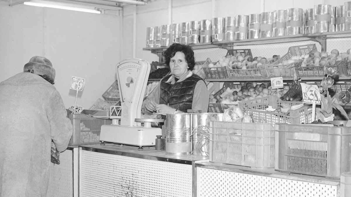 W PRL-u trzeba było w sklepie o wszystko prosić ekspedientkę