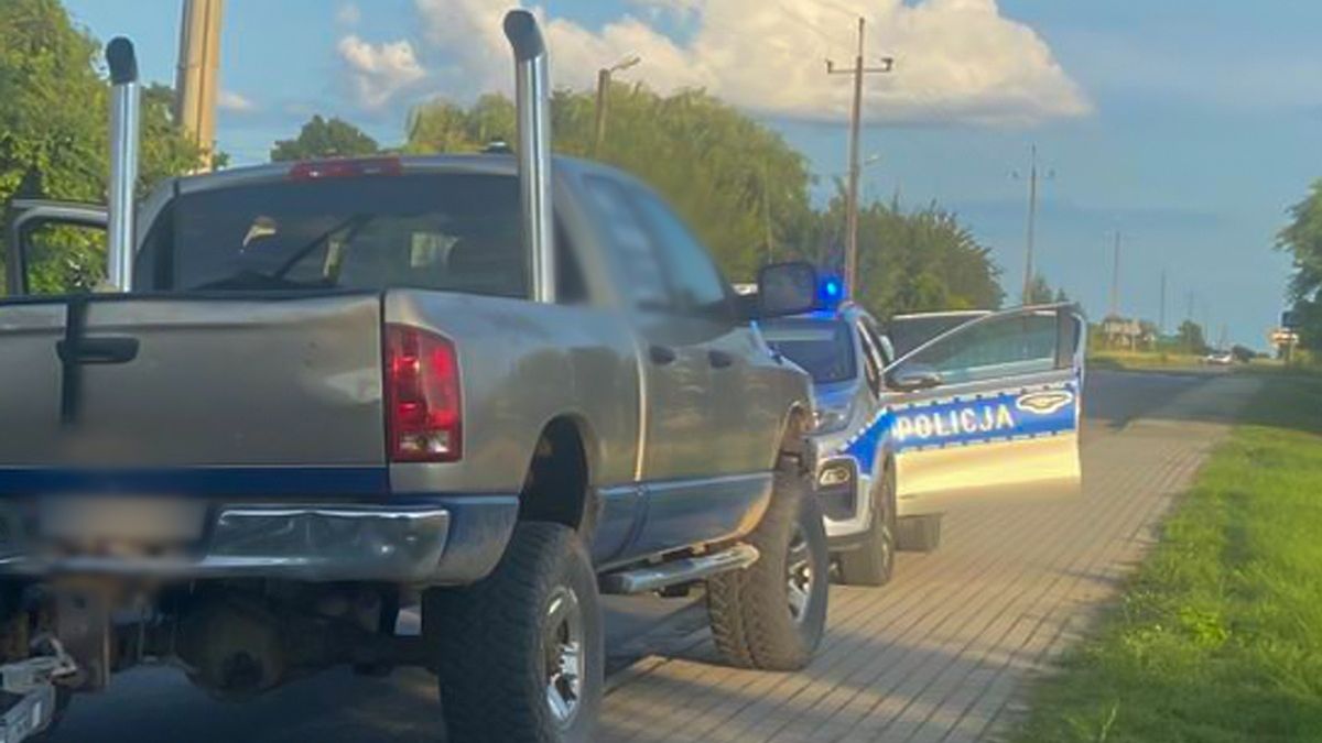 Tym pick-upem przewożono aż 15 osób