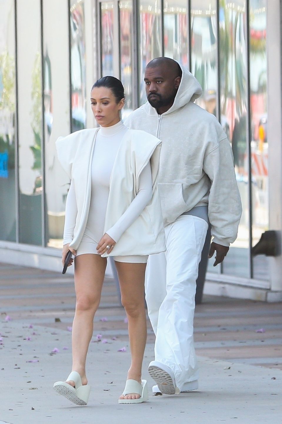 Kanye West i Bianca Censori "przyłapani" w drodze do restauracji