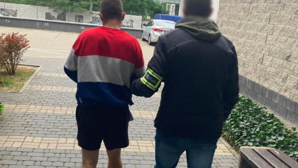 Warszawa. Do dramatycznych scen doszło w hostelu na Targówku. Kilku mężczyzn piło alkohol i nagle pokłócili się o kobietę. W ruch poszedł nóż (Policja)