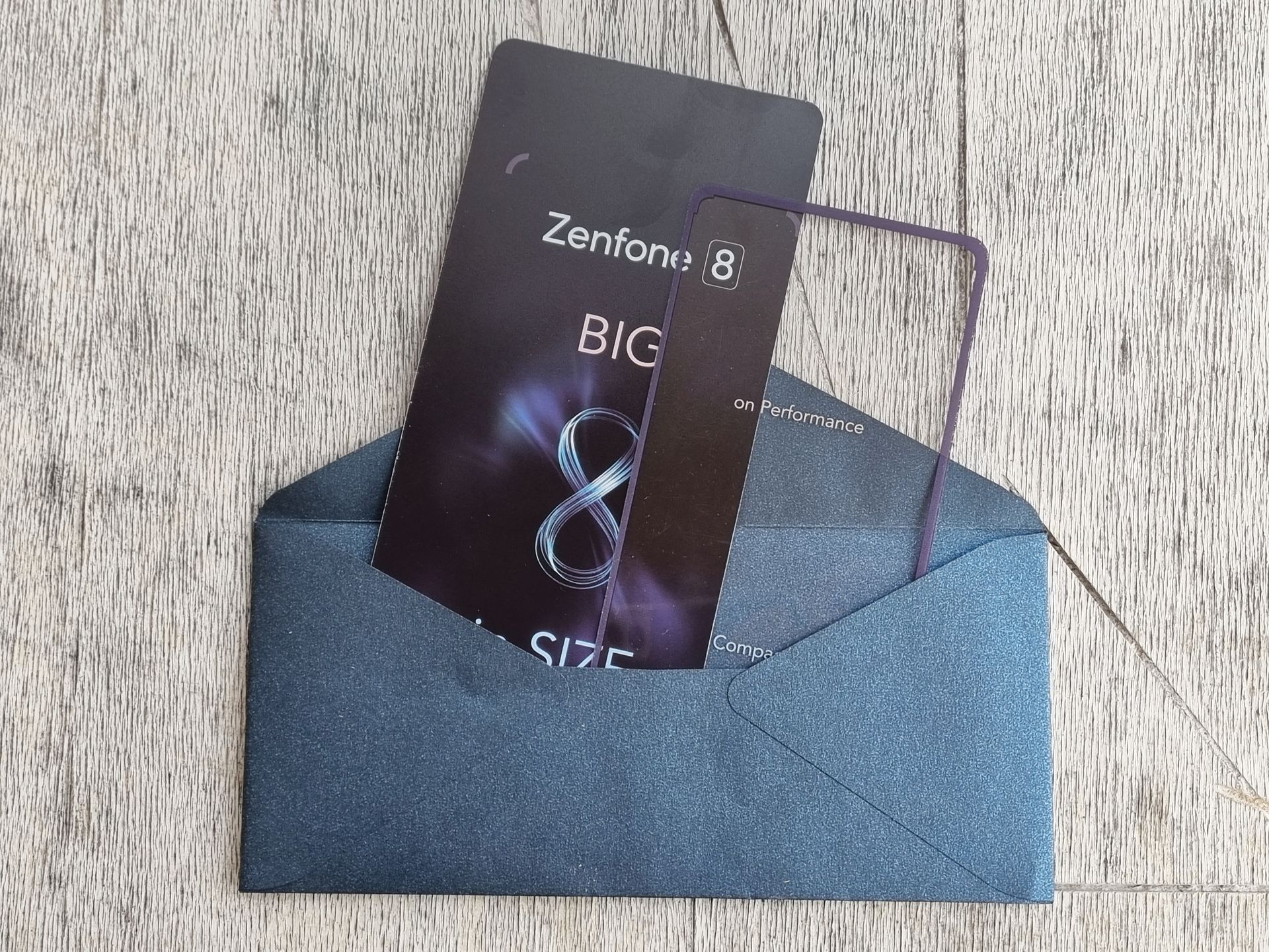 Chyba ASUS właśnie pokazał mi, jak mały będzie ZenFone 8 mini 2