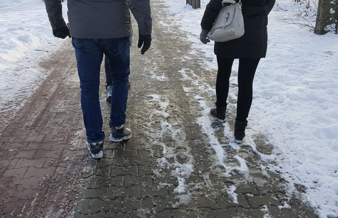 How not to slip on the sidewalk in winter?