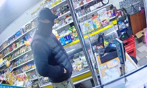 Zamaskowany mężczyzna napadł na lokalne sklepy. Wójt apeluje o pomoc