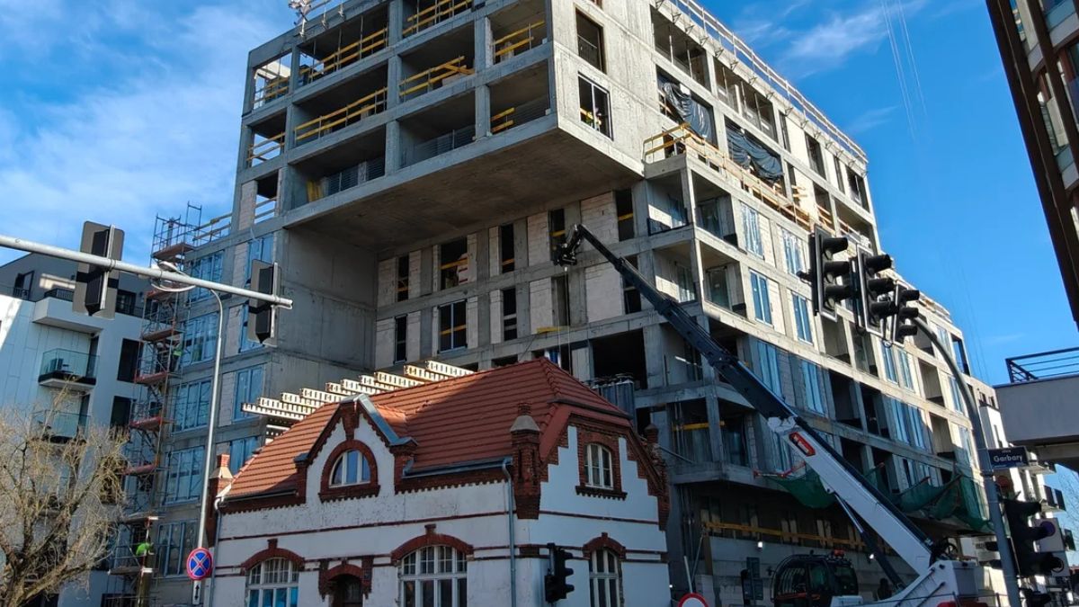 Apartamentowiec w Poznaniu "pochłania" zabytkowy budynek.