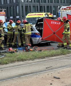 Wypadek z udziałem radiowozu. Policjant był zakleszczony w pojeździe