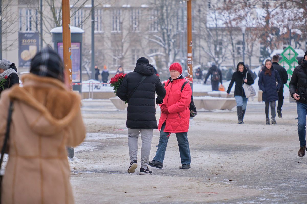 Naciągacze wciskają przechodniom róże