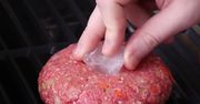 Prosty sposób na soczyste mięso. Dzięki niemu burgery już nigdy nie będą suche