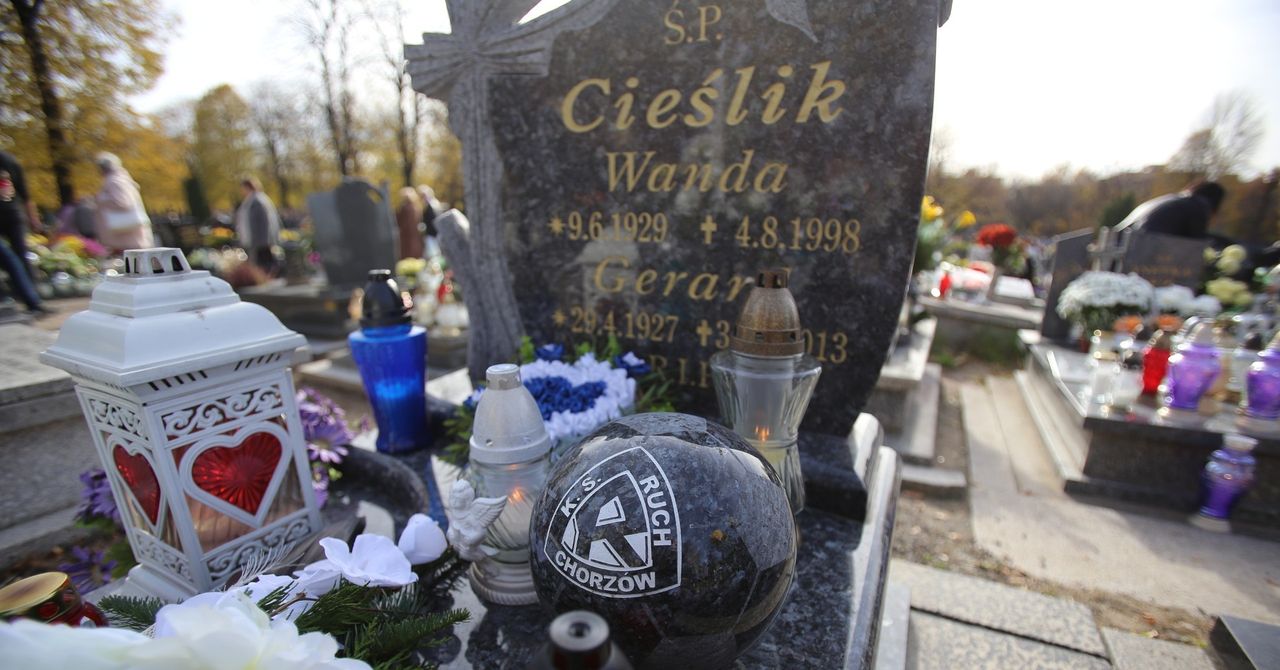 Chorzów: Gdzie są pochowani słynni piłkarze Ruchu Chorzów? Sprawdź, gdzie znajdziesz groby Cieślika, Wyrobka czy Wilimowskiego