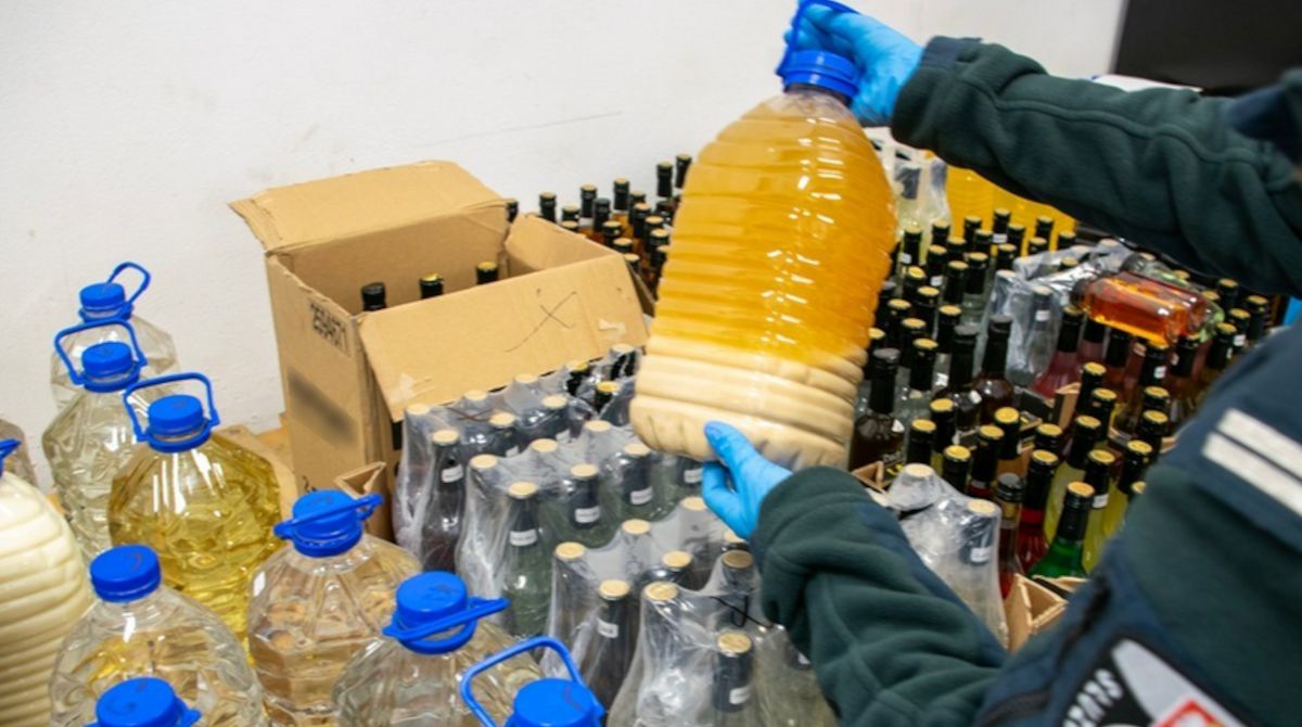 KAS rozbija grupę przestępczą handlującą nielegalnym alkoholem.