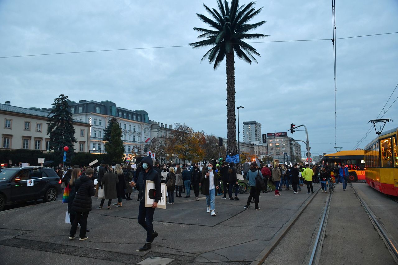 Warszawa. Uczestnicy protestu przeciwko wyrokowi Trybunału Konstytucyjnego, zaostrzającemu prawo aborcyjne. 26.10.2020