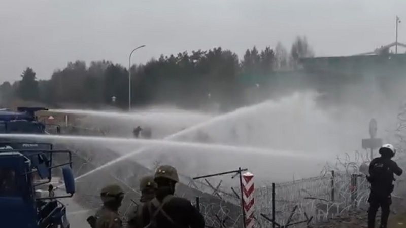 Policja użyła armatek wodnych na atakujących migrantów