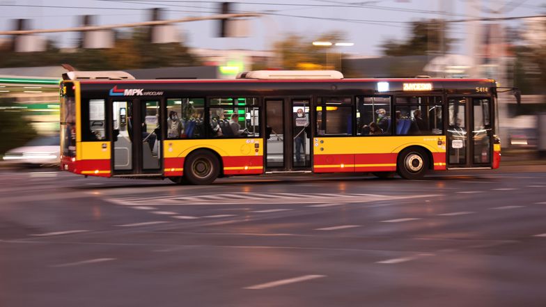 Od 15 grudnia w życie wchodzi nowy limit: do 75 proc. podróżnych w transporcie zbiorowym. 