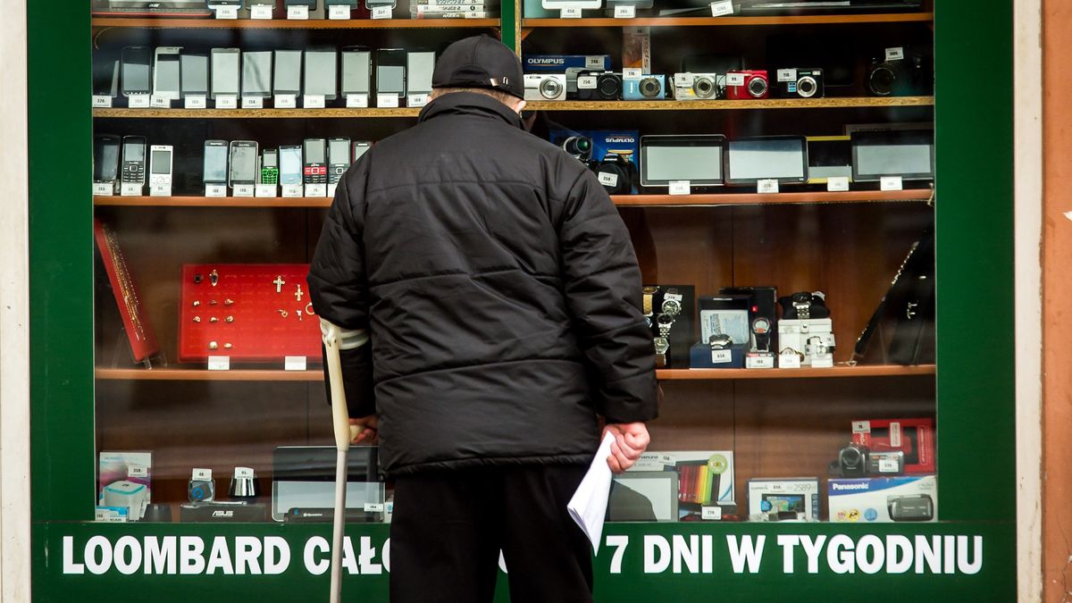 Polacy coraz częściej zgłaszają się po pieniądze do lombardu.