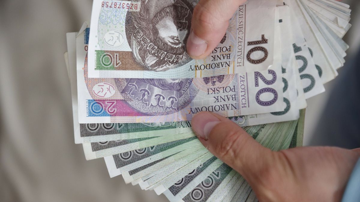 Stock Bart?omiej Magierowski
Fot. Bartlomiej Magierowski/East News. Wroclaw 15.05.2023. Mezczyzna trzymajacy plik banknotow.
Bartlomiej Magierowski