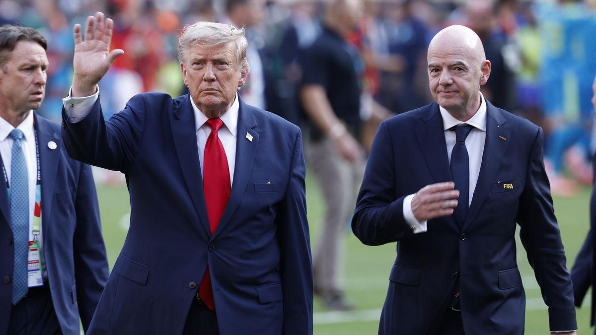 Donald Trump (L) Gianni Infantino (R) 