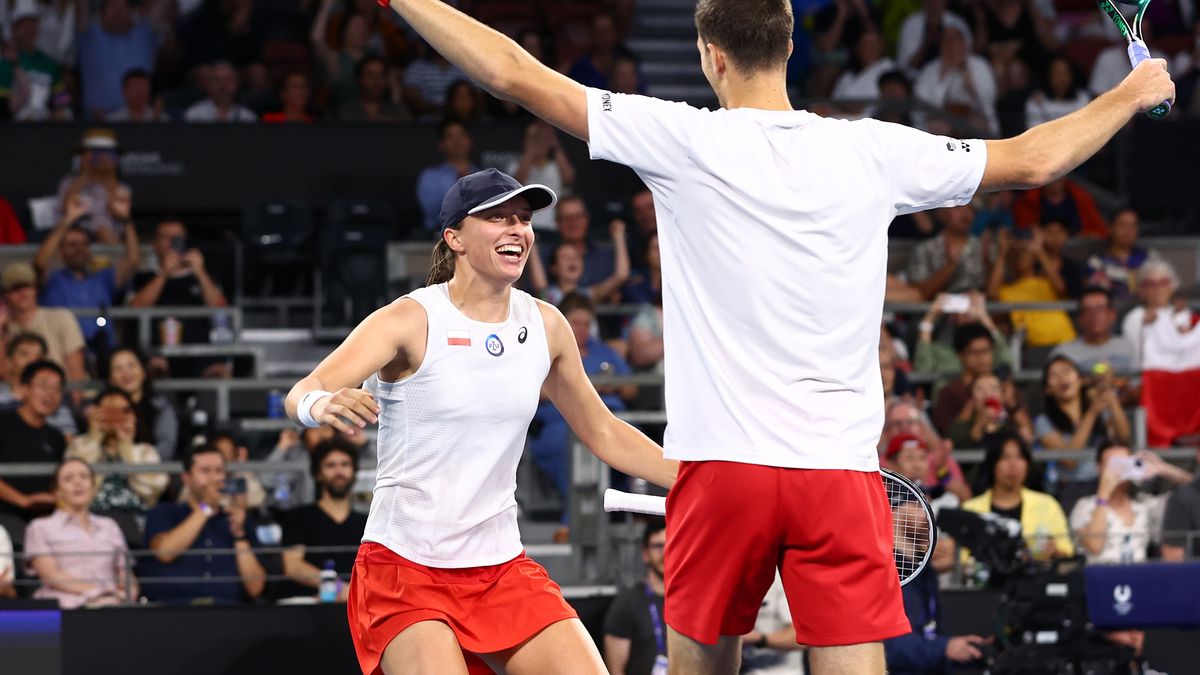 BRISBANE, AUSTRALIA - JANUARY 04: Iga Swiatek and Hubert Hurkacz of Poland  celebrate winning against Camilla Rosatello and Lorenzo Musetti of Italy in their mixed doubles match
during day seven of the 2023 United Cup at Pat Rafter Arena on January 04, 2023 in Brisbane, Australia. (Photo by Chris Hyde/Getty Images)