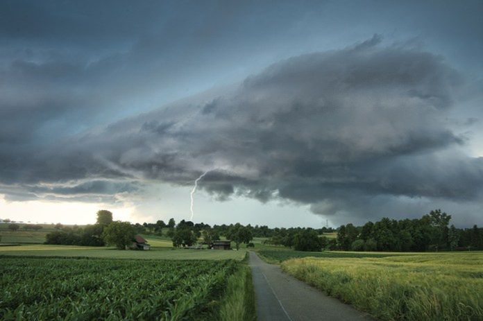 Uwaga na pogodę! Deszcze, burze i wichury na start tygodnia – a potem fala upałów do 33°C!
