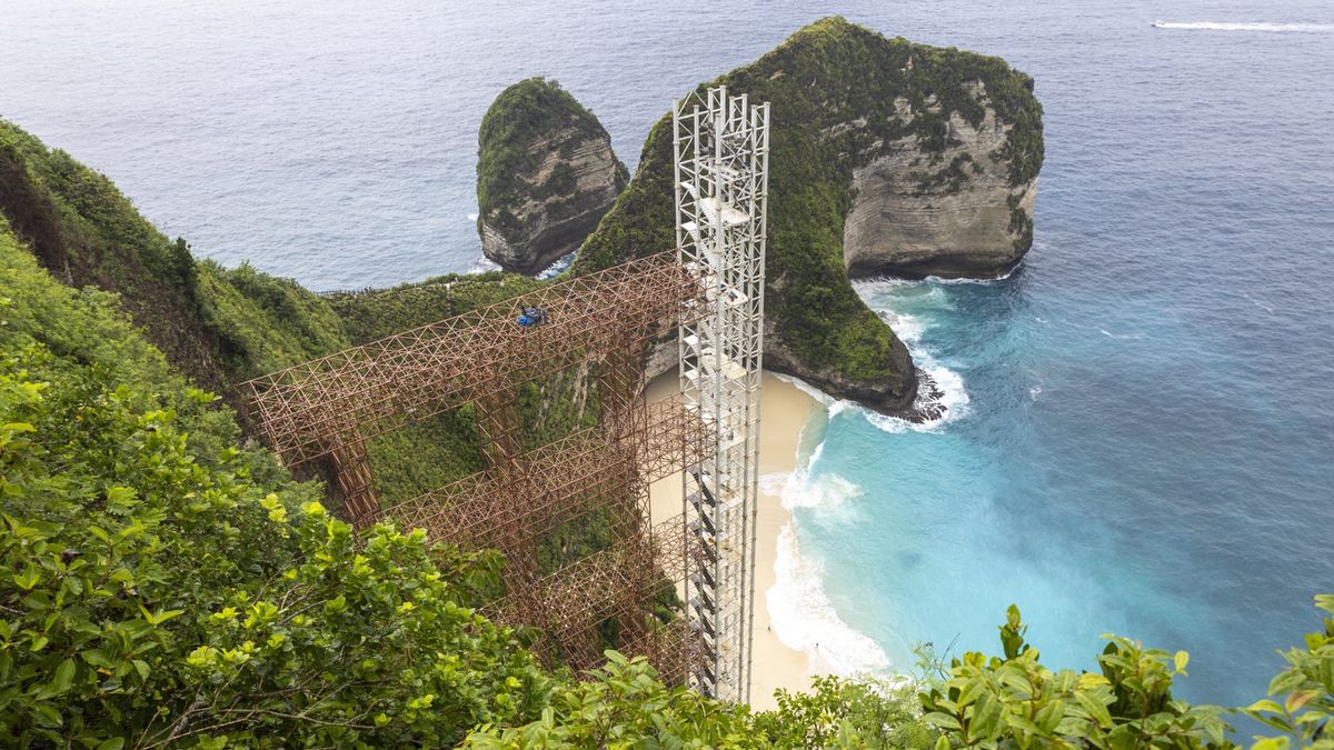 Gigantyczna budowla szpeci rajski krajobraz 