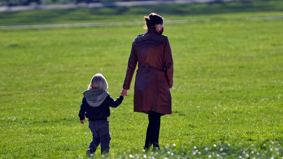 Koronawirus. Zniesiono część obostrzeń. Polacy znów mogą wejść do parków i lasów 