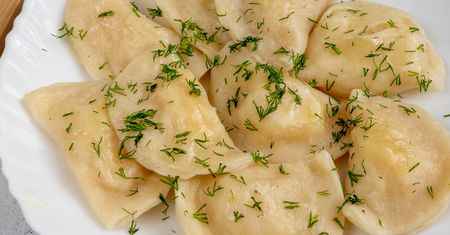 Weź z lodówki słoiczek i dodaj do ciasta na pierogi. Wyjdzie mięciutkie i elastyczne