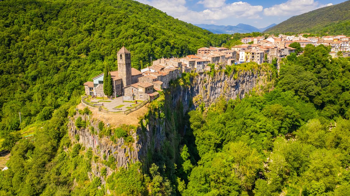 Castellfollit de la Roca wyróżnia się niesamowitym położeniem
