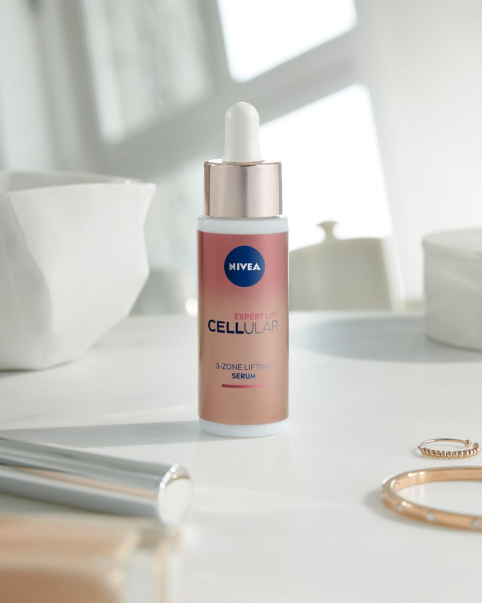 Czysty bakuchiol w NIVEA CELLULAR EXPERT LIFT SERUM. Osiągnij efekt liftingu 3-ch stref – twarzy, szyi i dekoltu