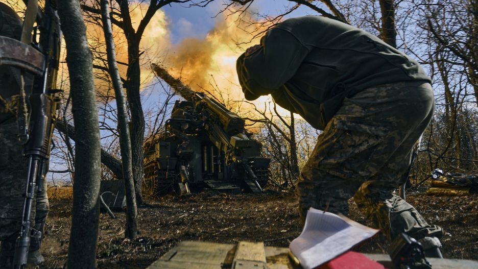 Ukraina - arch 2
Ukrainian soldiers fire a self-propelled howitzer towards Russian positions near Bakhmut, Donetsk region, Ukraine, Sunday, March 5, 2023. (AP Photo/Libkos)
LIBKOS
