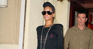 Rihanna z gwiazdkami na sutkach