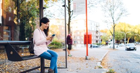 Ładujesz telefon na przystanku? Sprawdź, dlaczego popełniasz błąd