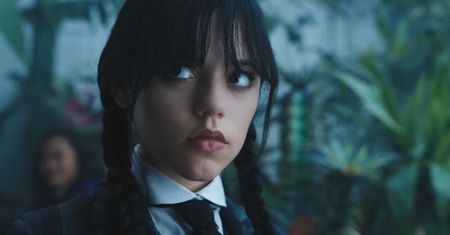 Nie tylko dla fanów rodziny Addamsów – recenzja serialu Wednesday na Netflix