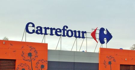 Carrefour zniknie z Polski? Sieć szykuje się do sprzedaży