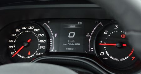 Dlaczego cofa się liczniki i jak sprawdzić przebieg?