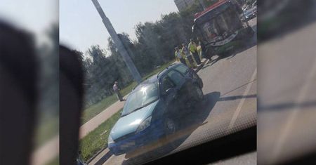 Wypadek na rondzie Berbeckiego w Lublinie. Zderzenie trolejbusu z dwoma samochodami