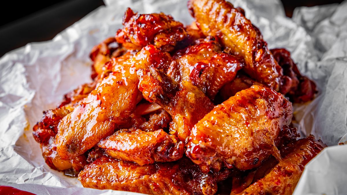 Skrzydełka w miodowej glazurze zachwycą wszystkich przy stole