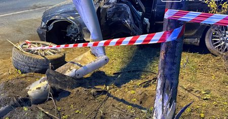 Wjechali BMW w słup i drzewo na Bródnie. Trwa ustalanie kto kierował pojazdem