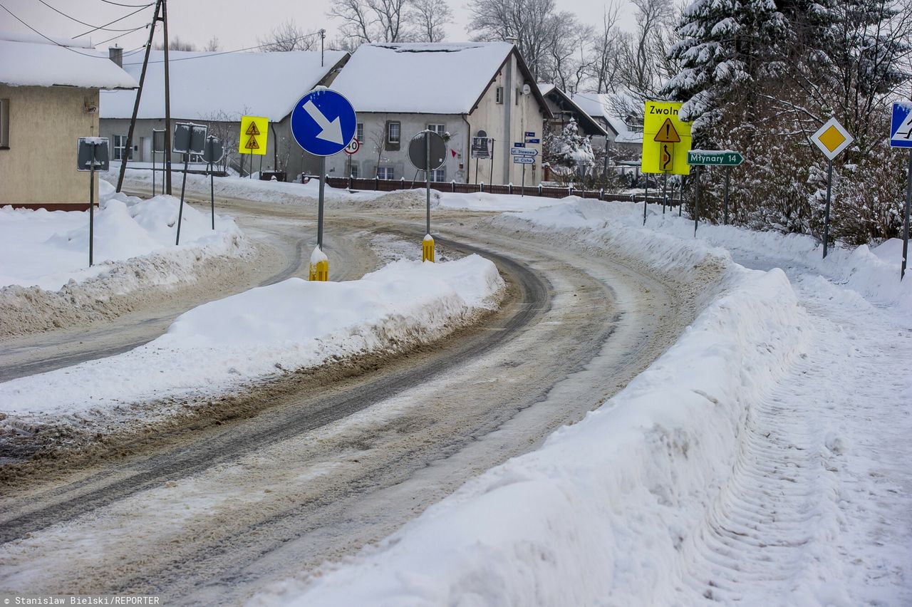 Kierowca dostrzegł małą dziewczynkę idącą poboczem