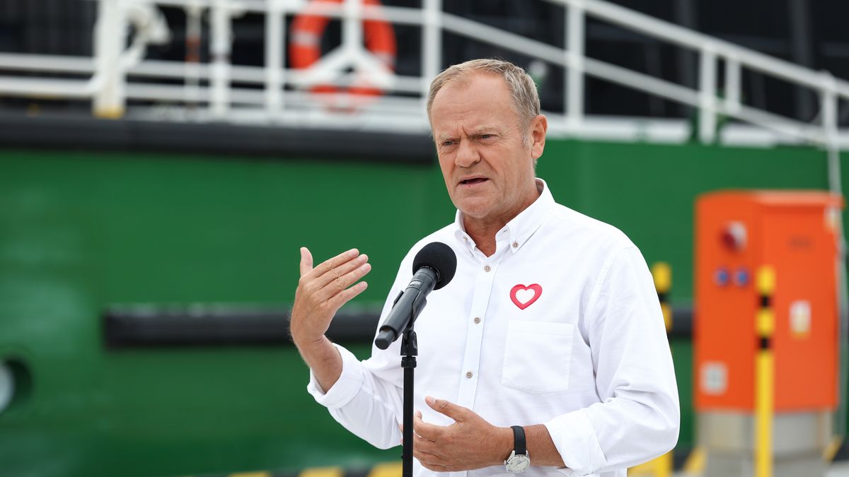 Donald Tusk
�eba, 08.08.2025. Premier Donald Tusk podczas wypowiedzi dla medi�w, w ramach wizyty na morskiej farmie wiatrowej Baltic Power w �ebie, 8 bm. (mr) PAP/Piotr Matusewicz
Piotr Matusewicz
baltic power, farma, farma wiatrowa, konferencja prasowa, morska, polityk, polityka, premier, premier rp, wiatrowa, wizyta, krajowa