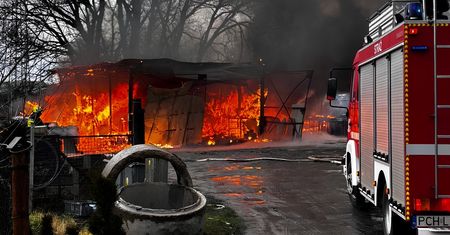 CHODZIEŻ: POLICJANCI W AKCJI – URATOWALI CZŁOWIEKA Z PŁONĄCEGO BUDYNKU