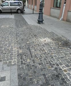 W tym miejscu stał pomnik. W nocy wyrwali go i przewrócili