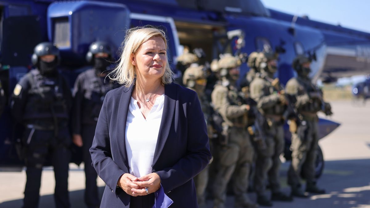 SANKT AUGUSTIN, GERMANY - AUGUST 08: German Interior Minister Nancy Faeser poses in front of members of the GSG 9 federal police special forces unit during a visit to their training center on August 08, 2022 in Sankt Augustin, Germany. The GSG 9 is tasked with especially high-risk operations, including against organized crime and anti-terrorism. (Photo by Andreas Rentz/Getty Images)