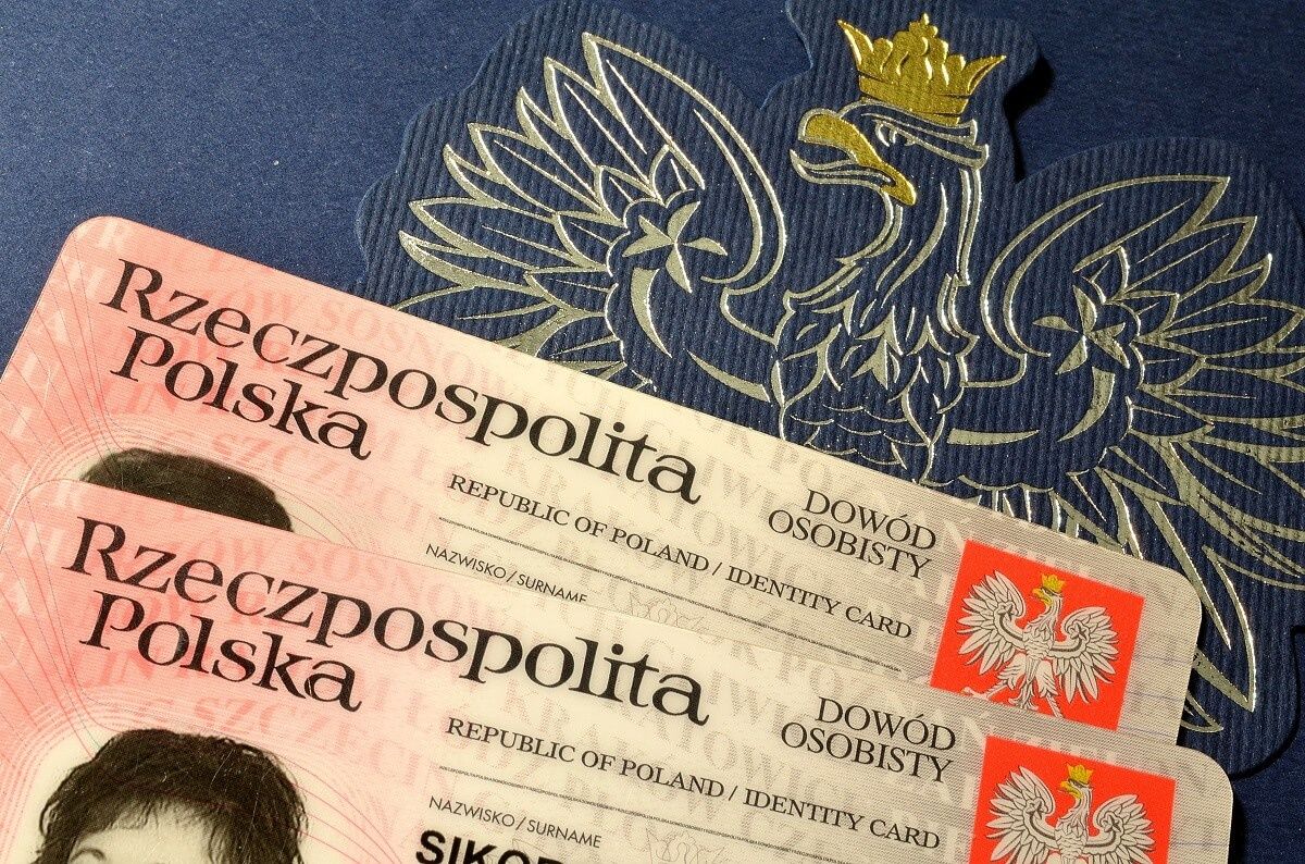 dowód osobisty na tle polskiego orła