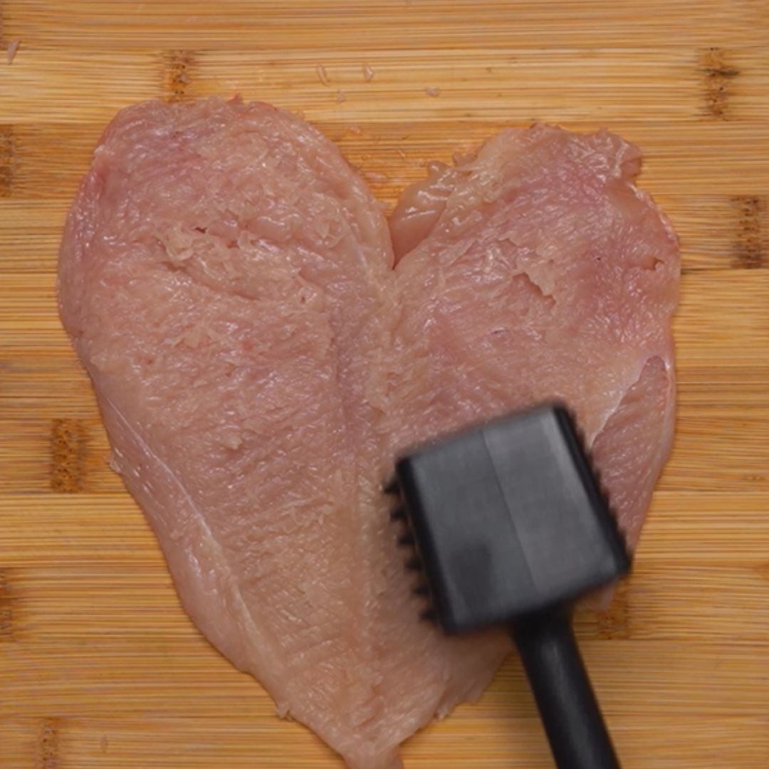 Nadcięte mięso rozbijam przy pomocy tłuczka