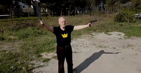 Janusz Korwin-Mikke niczym raper. Polityk wziął udział w #hot16challenge2