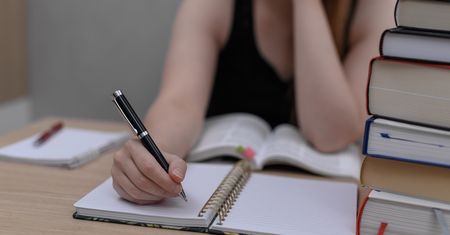 "Rz" czy "ż"? Uzupełnij brakującą literę. Mało kto zdobywa komplet