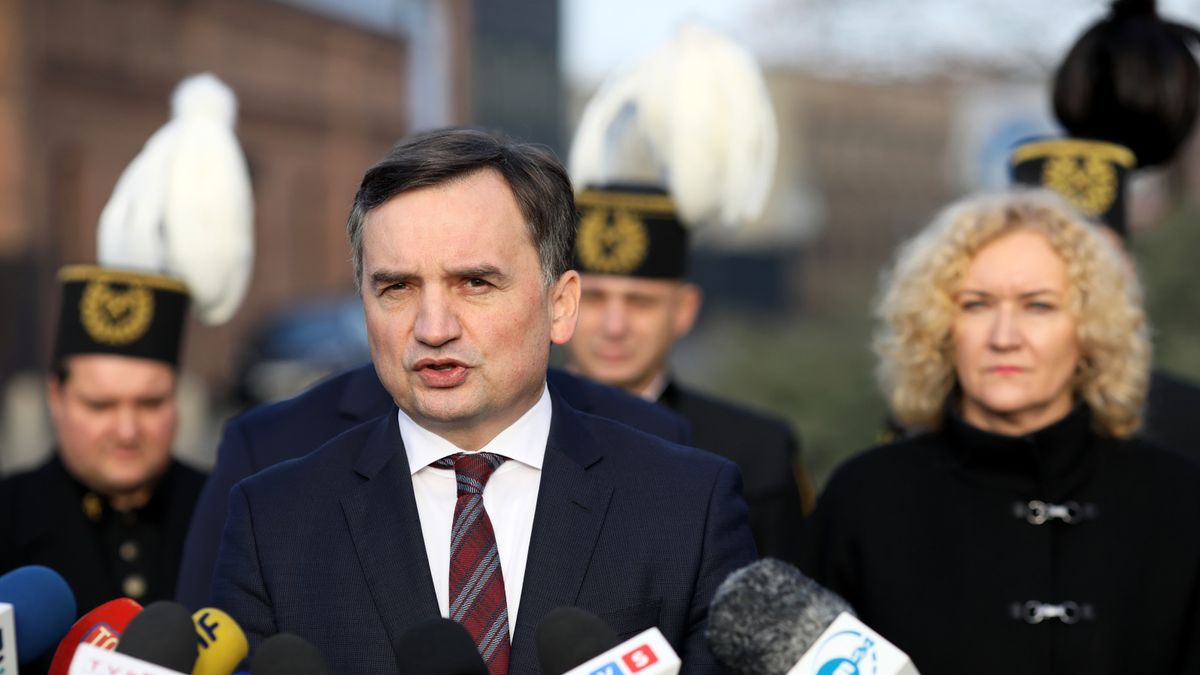 Minister sprawiedliwości Zbigniew Ziobro  podczas konferencji prasowej przed kopalnią Wujek w Katowicach
